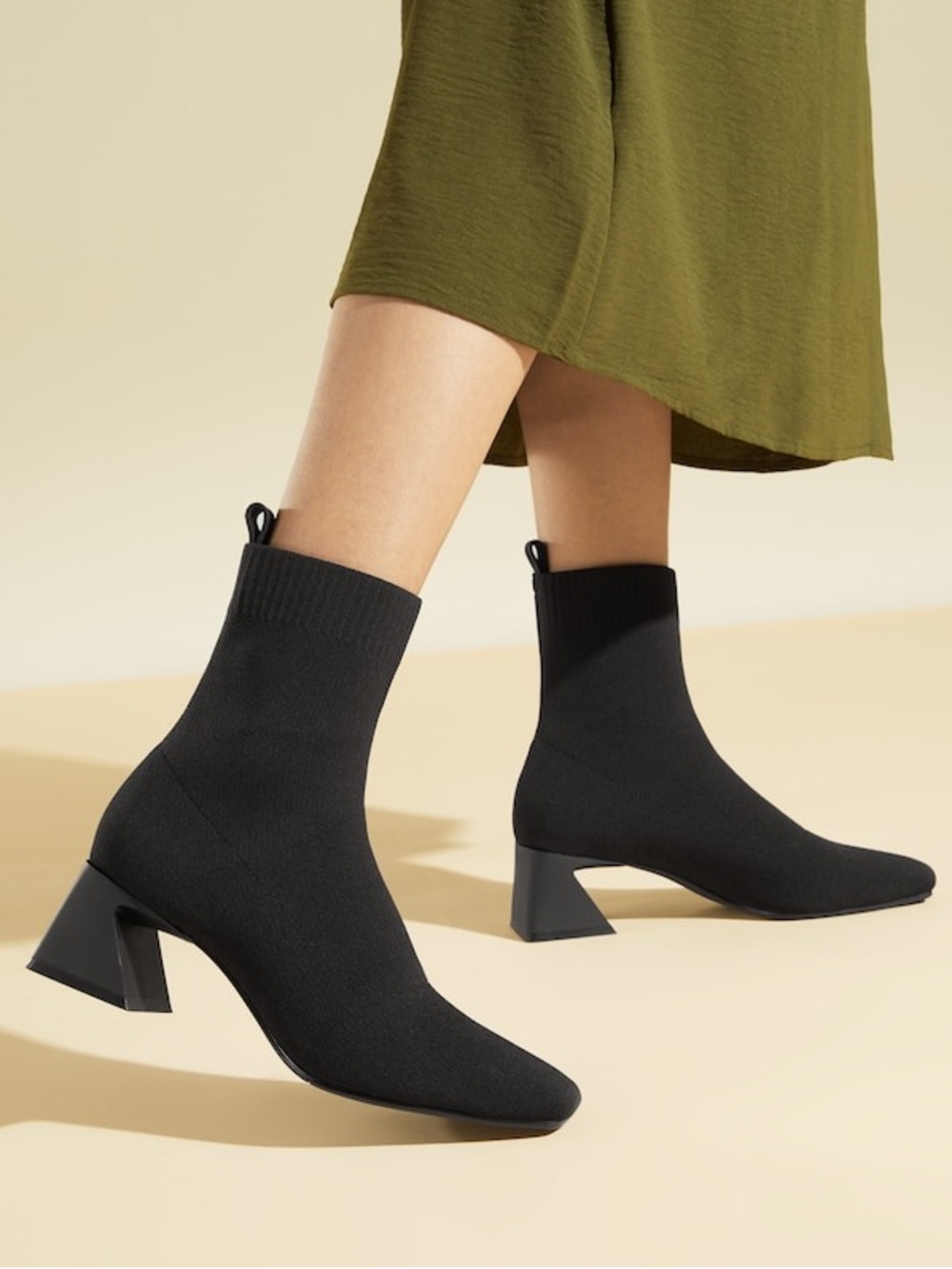 Vivaia Regina Pro Water Resistant Boots Black Pull On Size 9.5